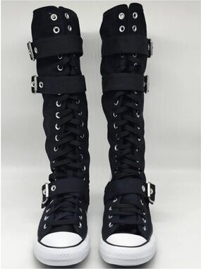 Converse NWOT Knee-high Lace Up, Silver Buckles. Classic Chuck Taylor.
Size 7.5
